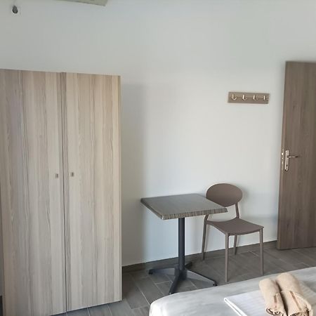 Kleanthis Blue Apartment Nea Vrasna Bagian luar foto